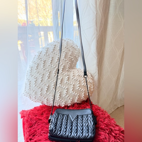 V Crossbody bag - Picture 12 of 13